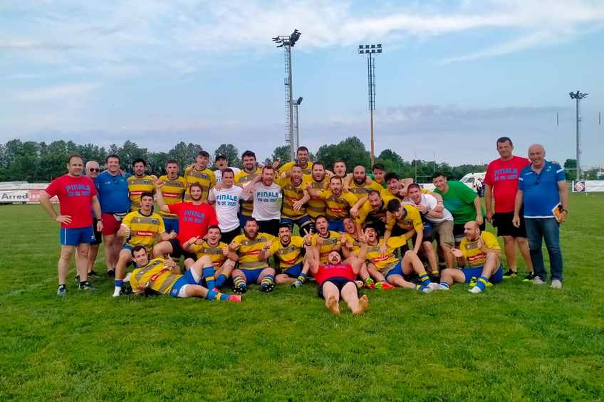 La formazione del Rugby Frassinelle 2019/20 con lo staff tecnico e dirigenziale